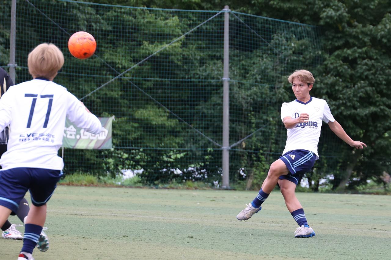 画像 : 19番目の画像 - 【写真】予選リーグ第1戦、拓殖大学Adriano FC(オレンジ)と早稲田大学荒友キッカーズB(赤×黒)、青山学院大学理工サッカー部A(白)と慶應義塾大学理工学部サッカー部F(黒)の激闘!(写真◎石倉利英) - サッカーマガジンWEB