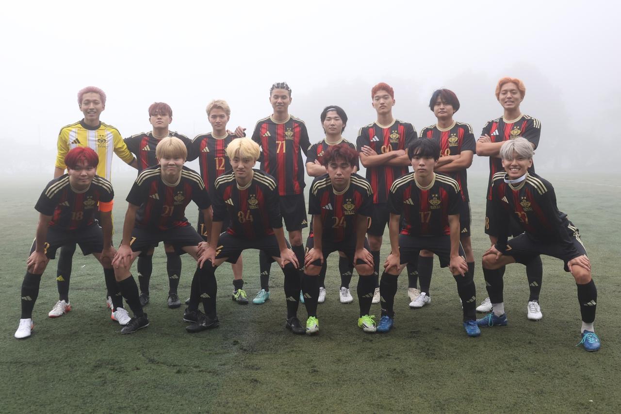 画像 : 2番目の画像 - 【写真】予選リーグ第1戦、拓殖大学Adriano FC(オレンジ)と早稲田大学荒友キッカーズB(赤×黒)、青山学院大学理工サッカー部A(白)と慶應義塾大学理工学部サッカー部F(黒)の激闘!(写真◎石倉利英) - サッカーマガジンWEB