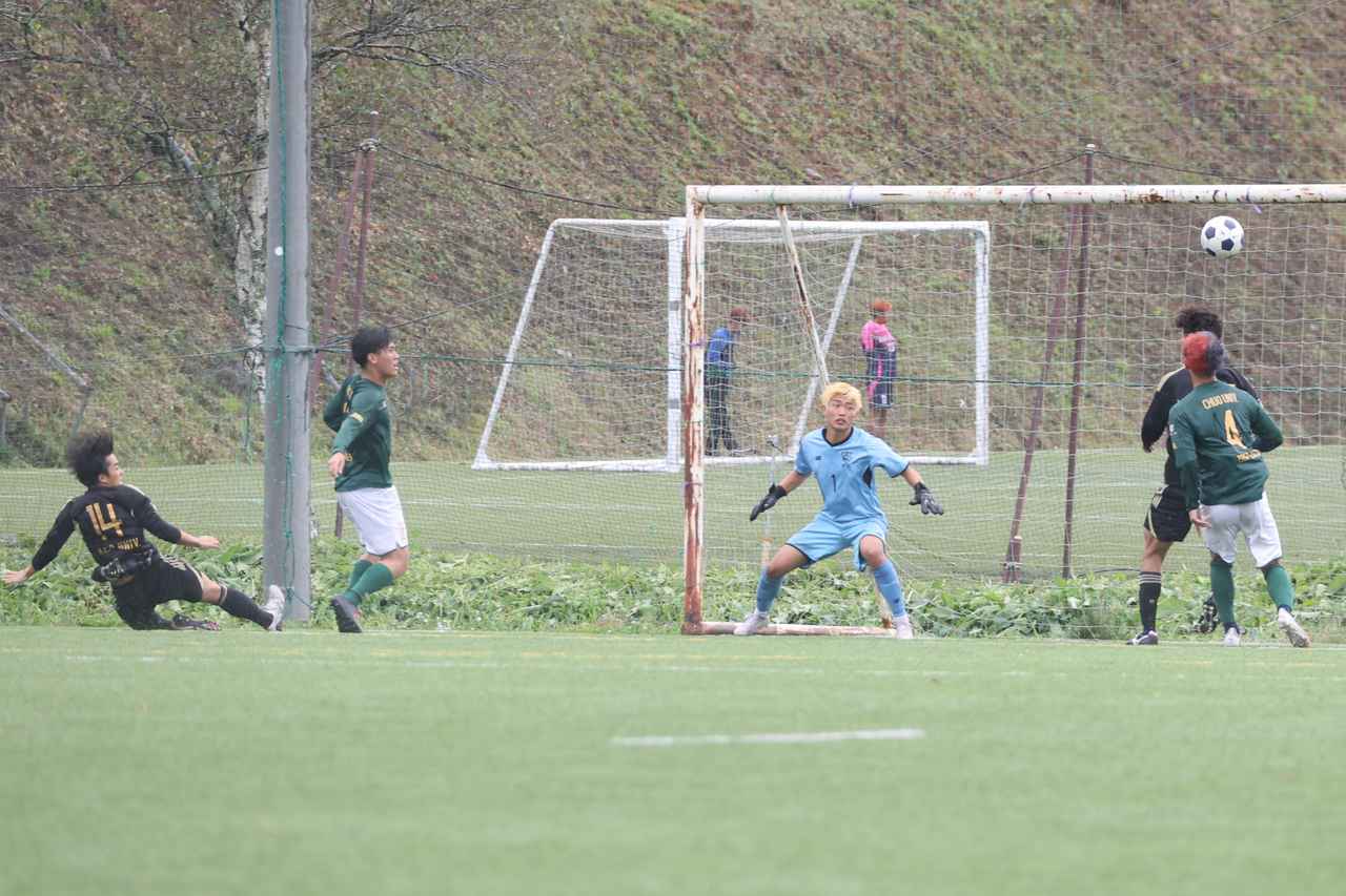 画像 : 29番目の画像 - 【写真】早稲田大学FC.GUSTA A(オレンジ)と早稲田大学理工サッカー部D(黒)、應義塾大学理工学部体育会サッカー部A(黒)と中央大学サッカー同好会(緑)の激闘!(写真◎石倉利英) - サッカーマガジンWEB