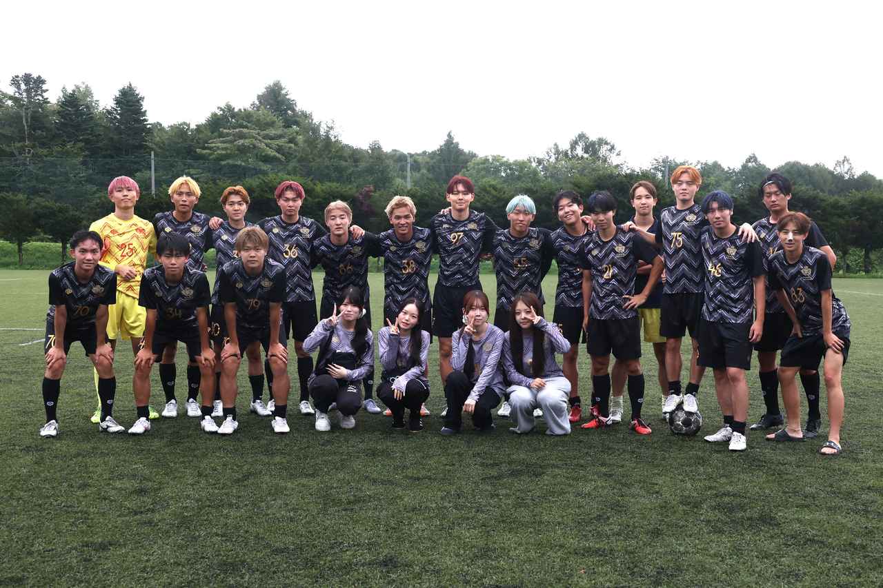 画像 : 1番目の画像 - 【写真】予選リーグ第3戦、明治大学体同連サッカー部A(白)と早稲田大学理工サッカー部C(黒)、法政大学工体連サッカー部A(白)と立教大学サッカー愛好会C(黒)の熱戦! - サッカーマガジンWEB