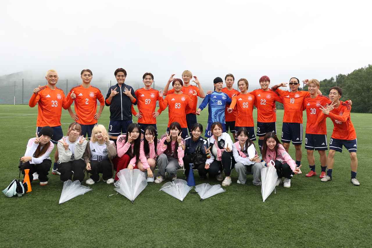 画像 : 2番目の画像 - 【写真】早稲田大学FC.GUSTA A(オレンジ)と早稲田大学理工サッカー部D(黒)、應義塾大学理工学部体育会サッカー部A(黒)と中央大学サッカー同好会(緑)の激闘!(写真◎石倉利英) - サッカーマガジンWEB