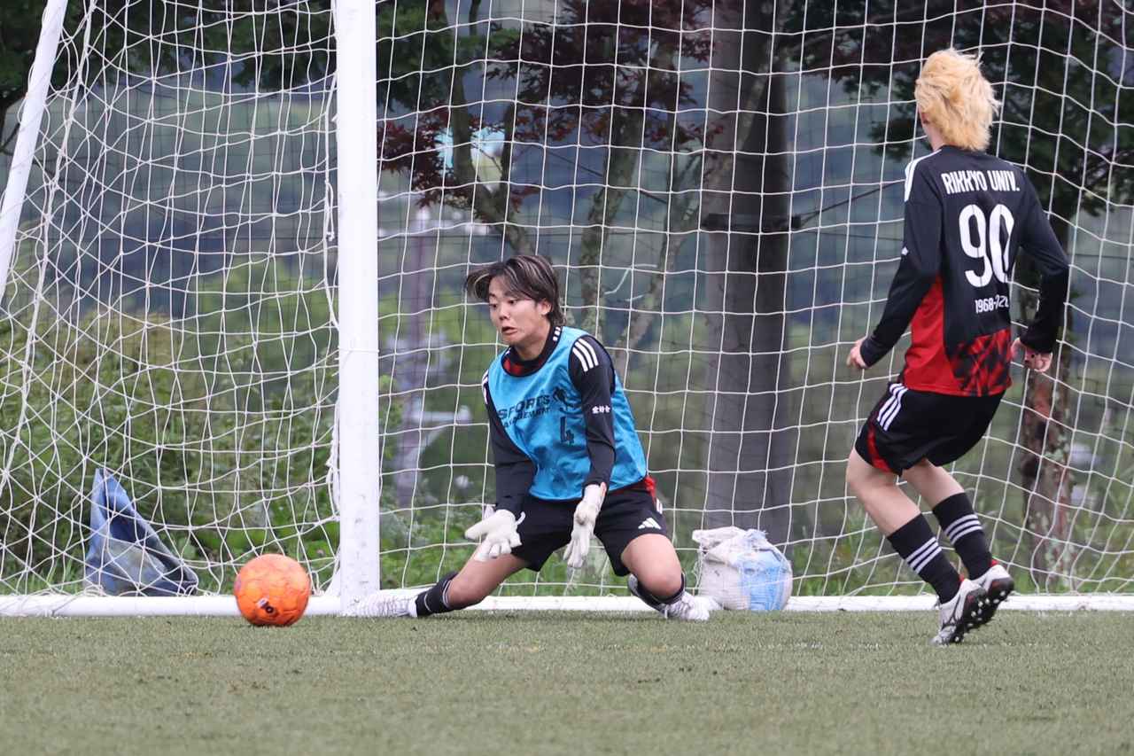 画像 : 26番目の画像 - 【写真】予選リーグ第3戦、明治大学体同連サッカー部A(白)と早稲田大学理工サッカー部C(黒)、法政大学工体連サッカー部A(白)と立教大学サッカー愛好会C(黒)の熱戦! - サッカーマガジンWEB