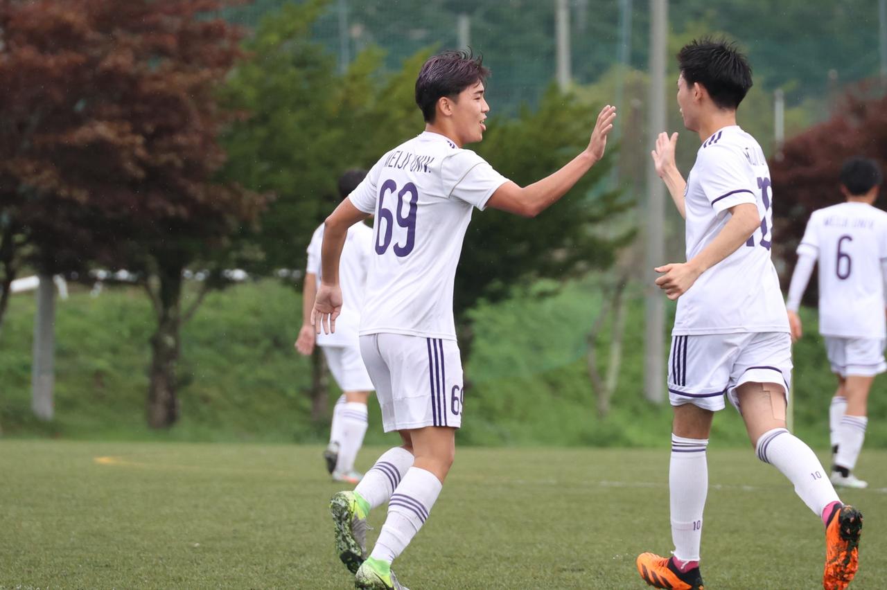 画像 : 2番目の画像 - 【写真】前半と後半にCKからヘッドで決めた澤田。今大会4得点としてチームの決勝トーナメント進出に貢献した（写真◎石倉利英） - サッカーマガジンWEB