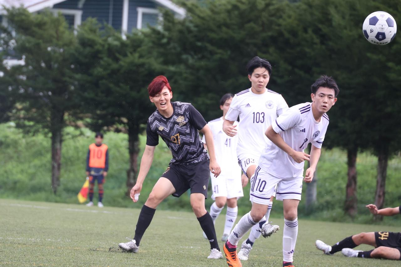 画像 : 14番目の画像 - 【写真】予選リーグ第3戦、明治大学体同連サッカー部A(白)と早稲田大学理工サッカー部C(黒)、法政大学工体連サッカー部A(白)と立教大学サッカー愛好会C(黒)の熱戦! - サッカーマガジンWEB