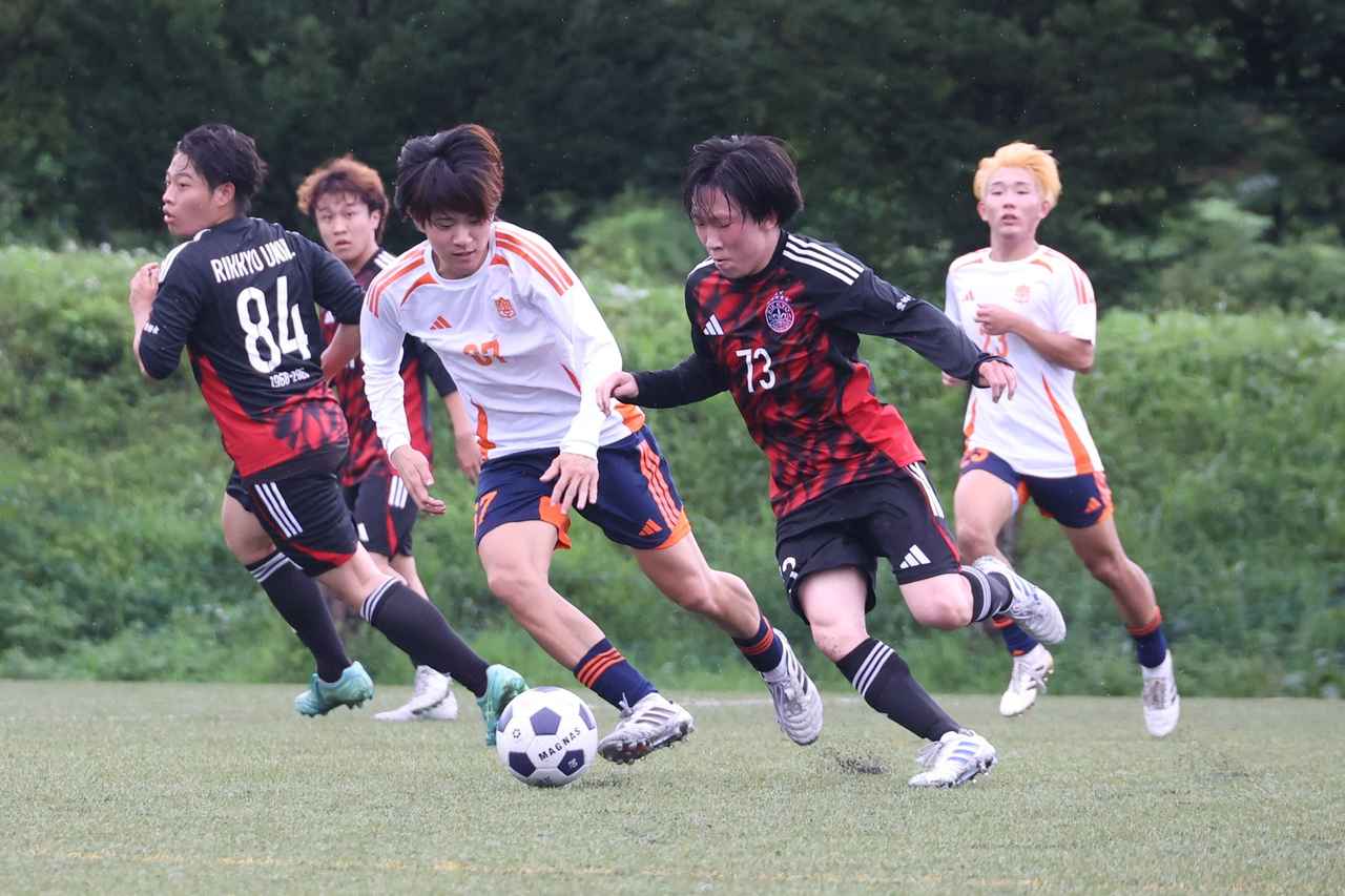 画像 : 27番目の画像 - 【写真】予選リーグ第3戦、明治大学体同連サッカー部A(白)と早稲田大学理工サッカー部C(黒)、法政大学工体連サッカー部A(白)と立教大学サッカー愛好会C(黒)の熱戦! - サッカーマガジンWEB