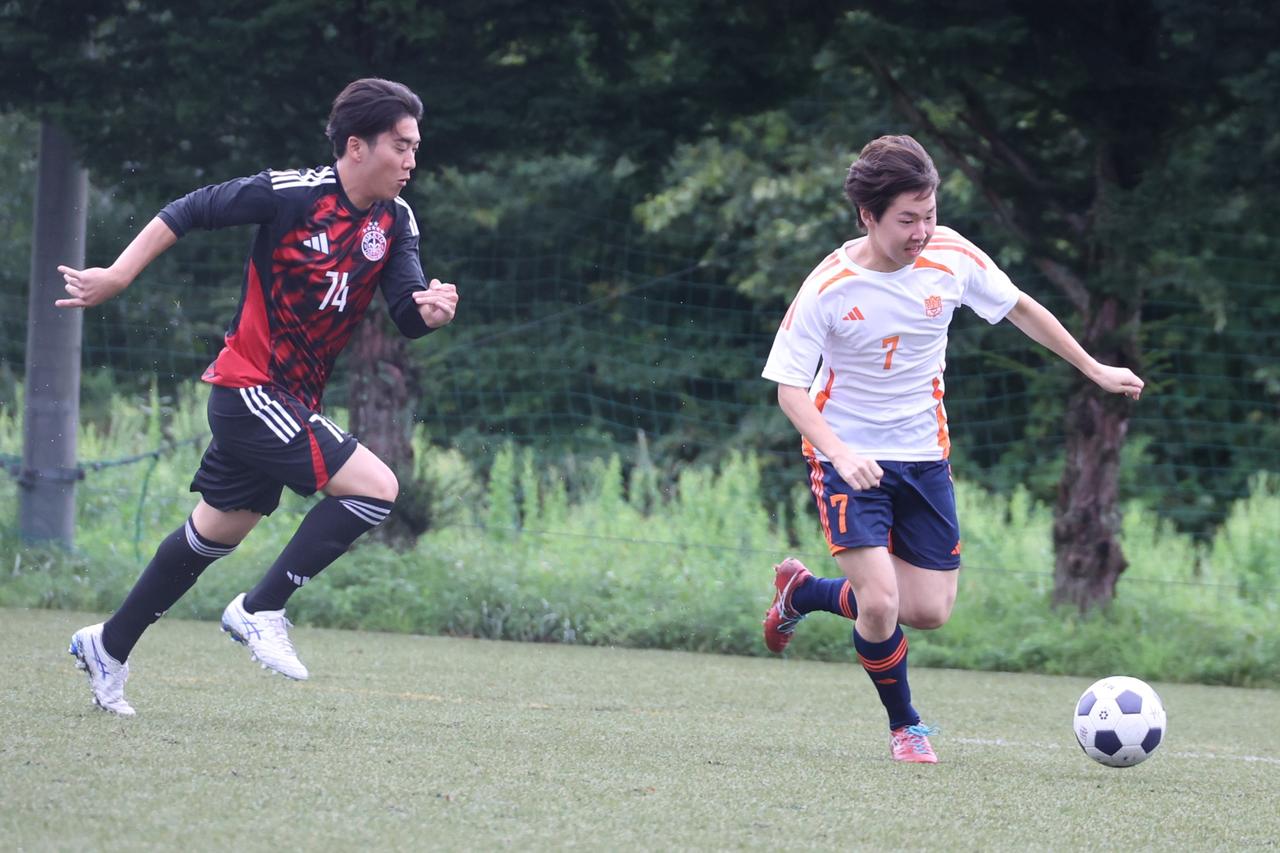 画像 : 19番目の画像 - 【写真】予選リーグ第3戦、明治大学体同連サッカー部A(白)と早稲田大学理工サッカー部C(黒)、法政大学工体連サッカー部A(白)と立教大学サッカー愛好会C(黒)の熱戦! - サッカーマガジンWEB