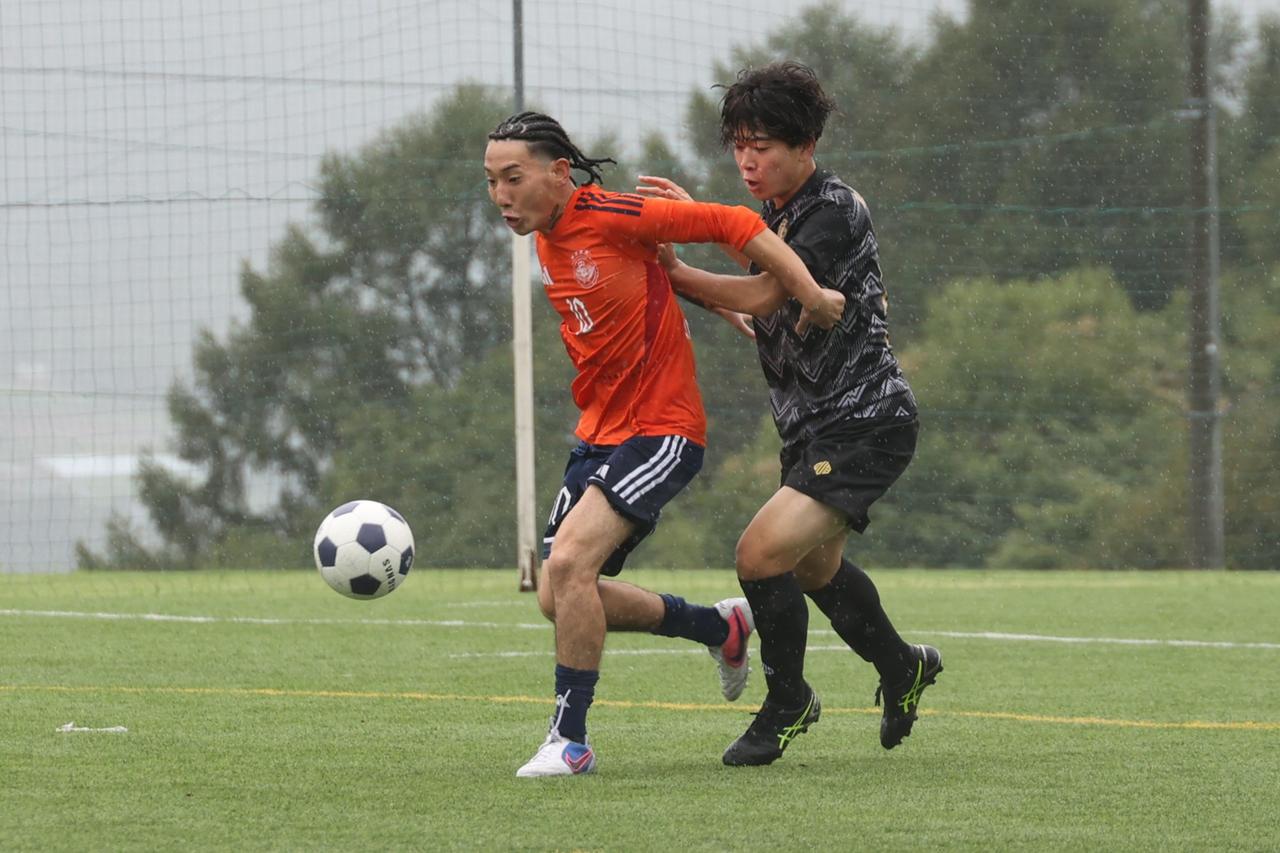 画像 : 11番目の画像 - 【写真】早稲田大学FC.GUSTA A(オレンジ)と早稲田大学理工サッカー部D(黒)、應義塾大学理工学部体育会サッカー部A(黒)と中央大学サッカー同好会(緑)の激闘!(写真◎石倉利英) - サッカーマガジンWEB