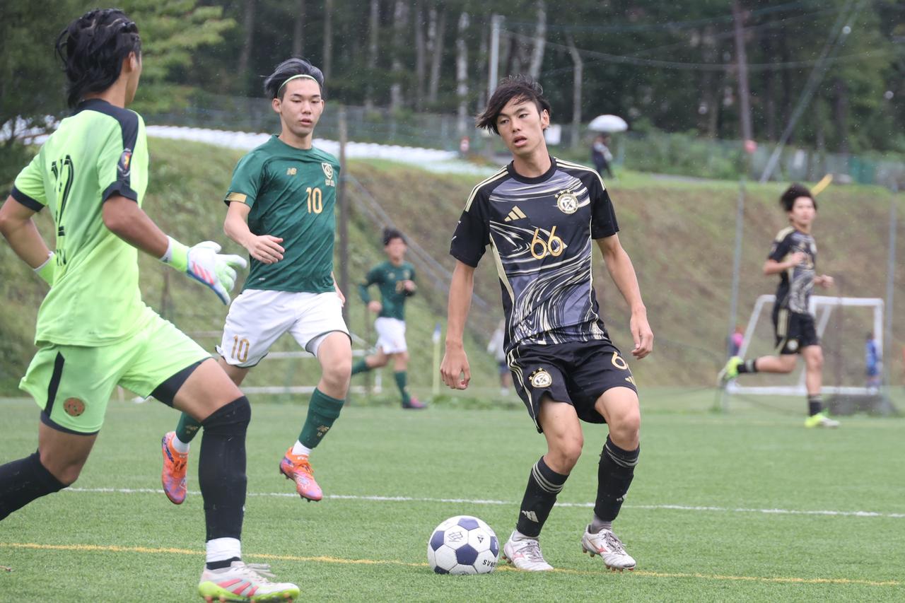 画像 : 25番目の画像 - 【写真】早稲田大学FC.GUSTA A(オレンジ)と早稲田大学理工サッカー部D(黒)、應義塾大学理工学部体育会サッカー部A(黒)と中央大学サッカー同好会(緑)の激闘!(写真◎石倉利英) - サッカーマガジンWEB