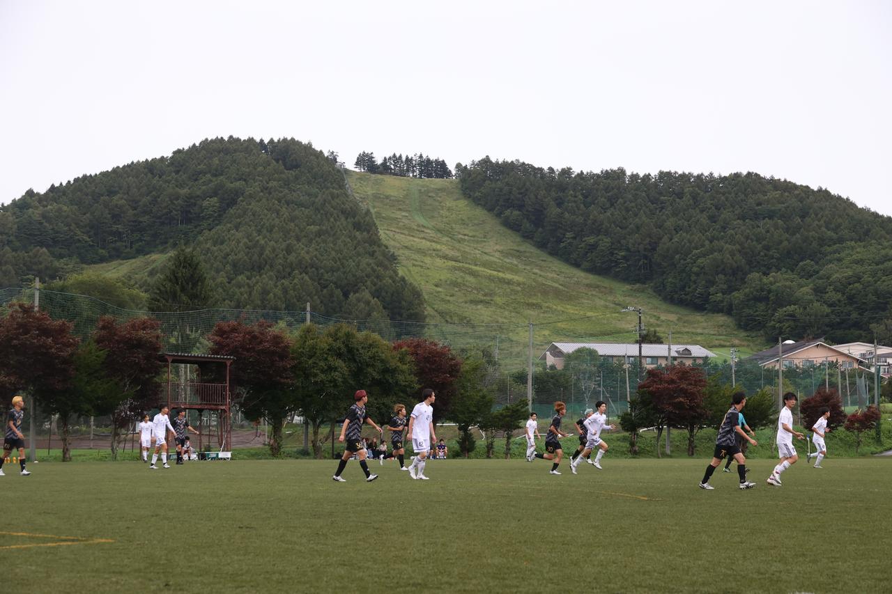 画像 : 3番目の画像 - 【写真】予選リーグ第3戦、明治大学体同連サッカー部A(白)と早稲田大学理工サッカー部C(黒)、法政大学工体連サッカー部A(白)と立教大学サッカー愛好会C(黒)の熱戦! - サッカーマガジンWEB