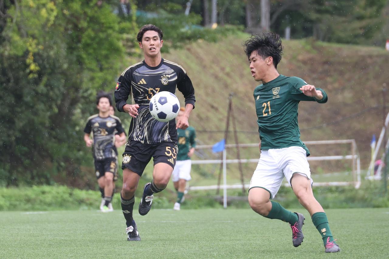 画像 : 23番目の画像 - 【写真】早稲田大学FC.GUSTA A(オレンジ)と早稲田大学理工サッカー部D(黒)、應義塾大学理工学部体育会サッカー部A(黒)と中央大学サッカー同好会(緑)の激闘!(写真◎石倉利英) - サッカーマガジンWEB