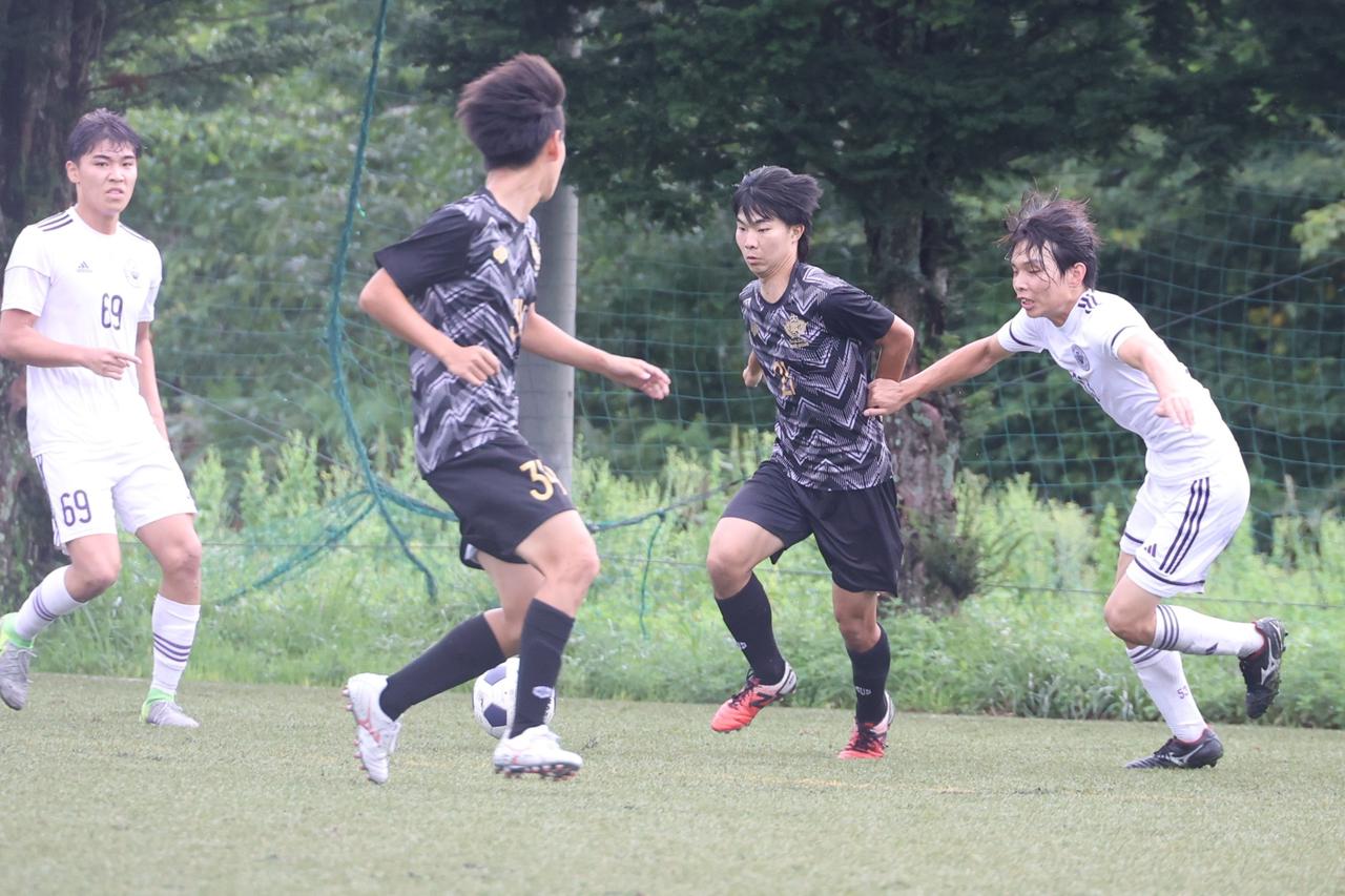 画像 : 15番目の画像 - 【写真】予選リーグ第3戦、明治大学体同連サッカー部A(白)と早稲田大学理工サッカー部C(黒)、法政大学工体連サッカー部A(白)と立教大学サッカー愛好会C(黒)の熱戦! - サッカーマガジンWEB