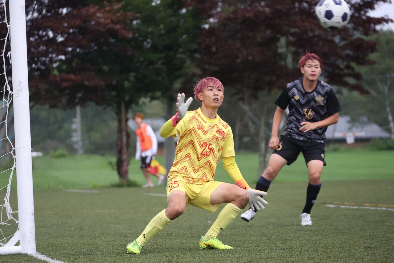 画像 : 6番目の画像 - 【写真】予選リーグ第3戦、明治大学体同連サッカー部A(白)と早稲田大学理工サッカー部C(黒)、法政大学工体連サッカー部A(白)と立教大学サッカー愛好会C(黒)の熱戦! - サッカーマガジンWEB