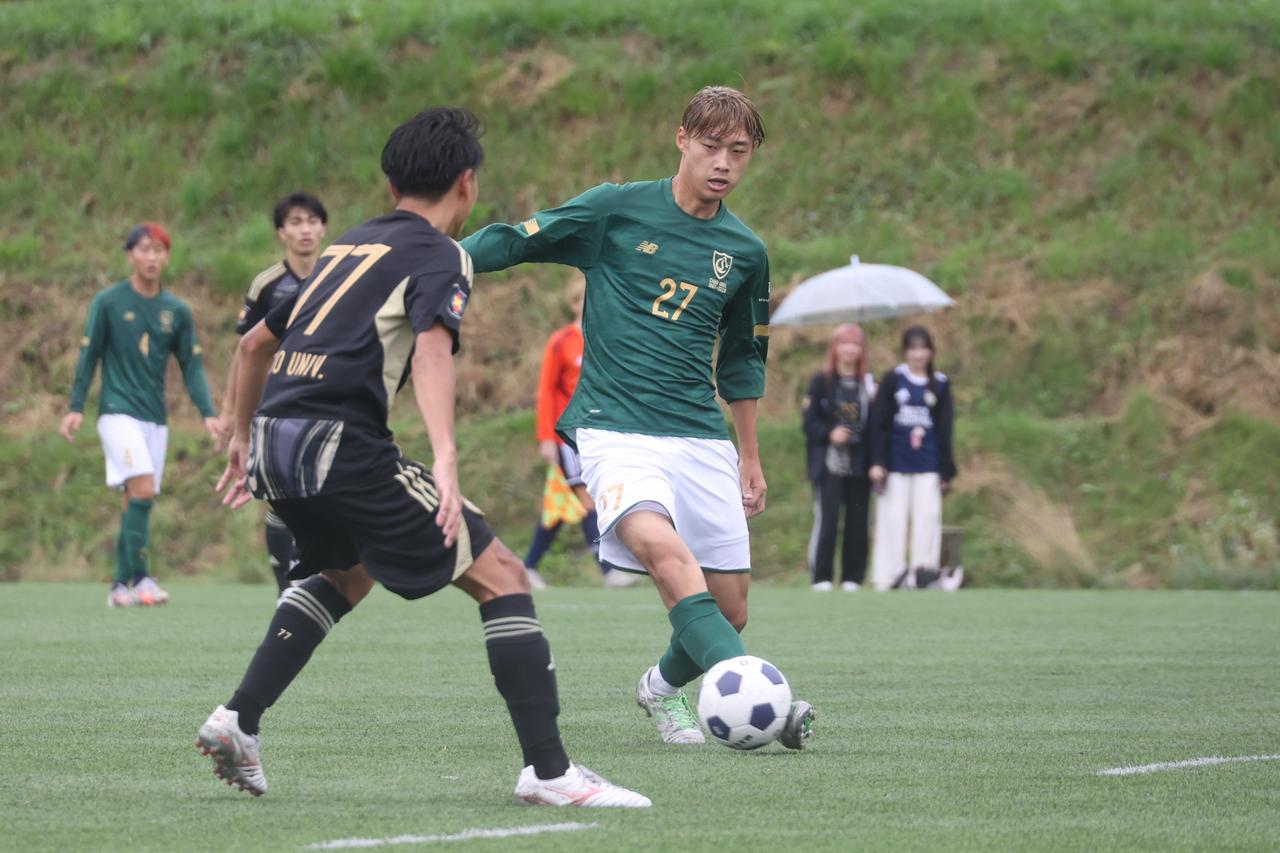 画像 : 18番目の画像 - 【写真】早稲田大学FC.GUSTA A（オレンジ）と早稲田大学理工サッカー部Ｄ（黒）、應義塾大学理工学部体育会サッカー部A（黒）と中央大学サッカー同好会（緑）の激闘！（写真◎石倉利英） - サッカーマガジンWEB