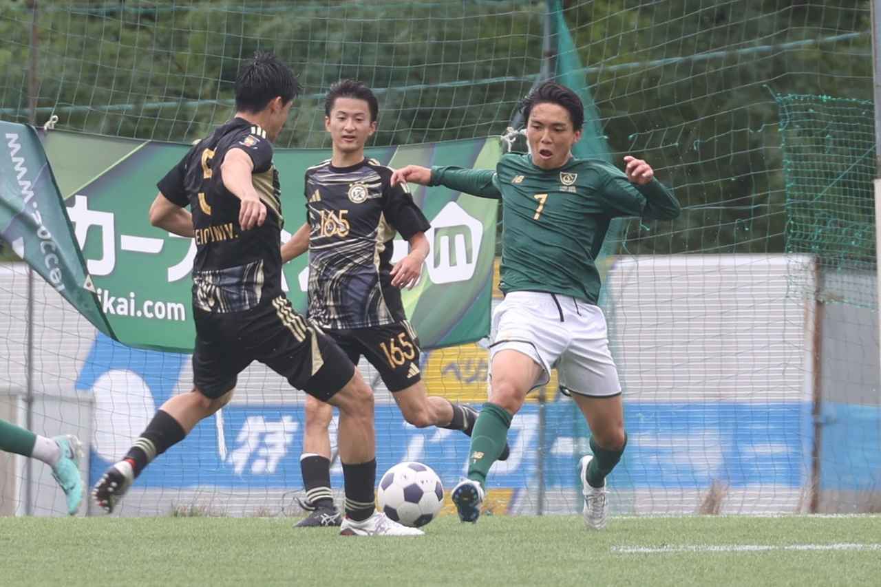 画像 : 20番目の画像 - 【写真】早稲田大学FC.GUSTA A(オレンジ)と早稲田大学理工サッカー部D(黒)、應義塾大学理工学部体育会サッカー部A(黒)と中央大学サッカー同好会(緑)の激闘!(写真◎石倉利英) - サッカーマガジンWEB
