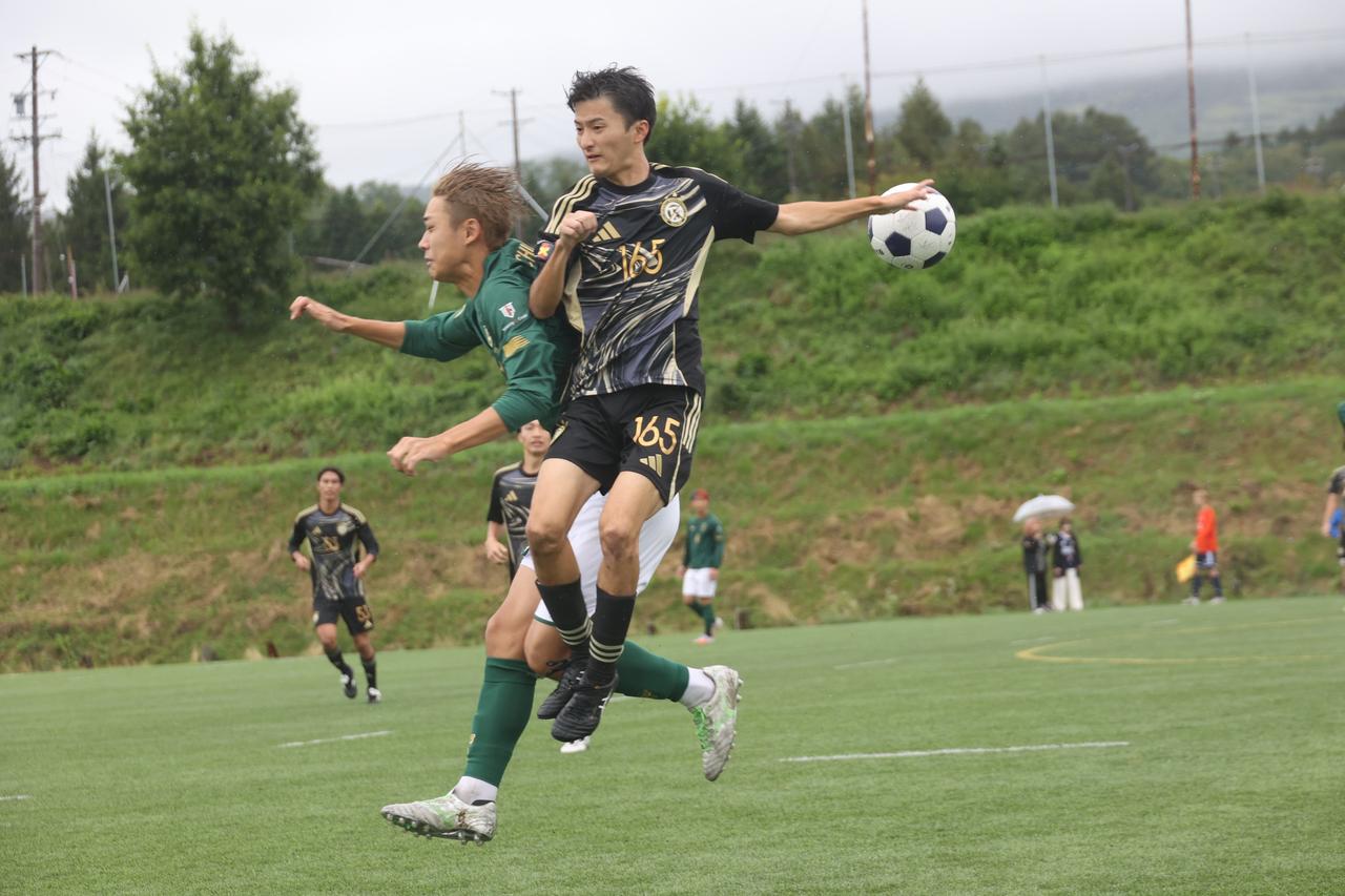 画像 : 16番目の画像 - 【写真】早稲田大学FC.GUSTA A（オレンジ）と早稲田大学理工サッカー部Ｄ（黒）、應義塾大学理工学部体育会サッカー部A（黒）と中央大学サッカー同好会（緑）の激闘！（写真◎石倉利英） - サッカーマガジンWEB