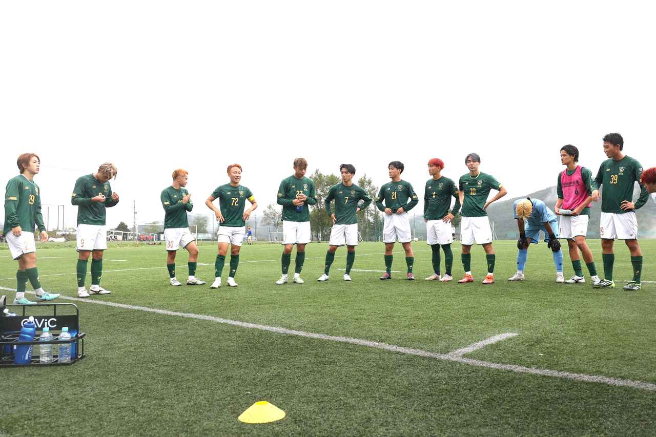 画像 : 24番目の画像 - 【写真】早稲田大学FC.GUSTA A(オレンジ)と早稲田大学理工サッカー部D(黒)、應義塾大学理工学部体育会サッカー部A(黒)と中央大学サッカー同好会(緑)の激闘!(写真◎石倉利英) - サッカーマガジンWEB