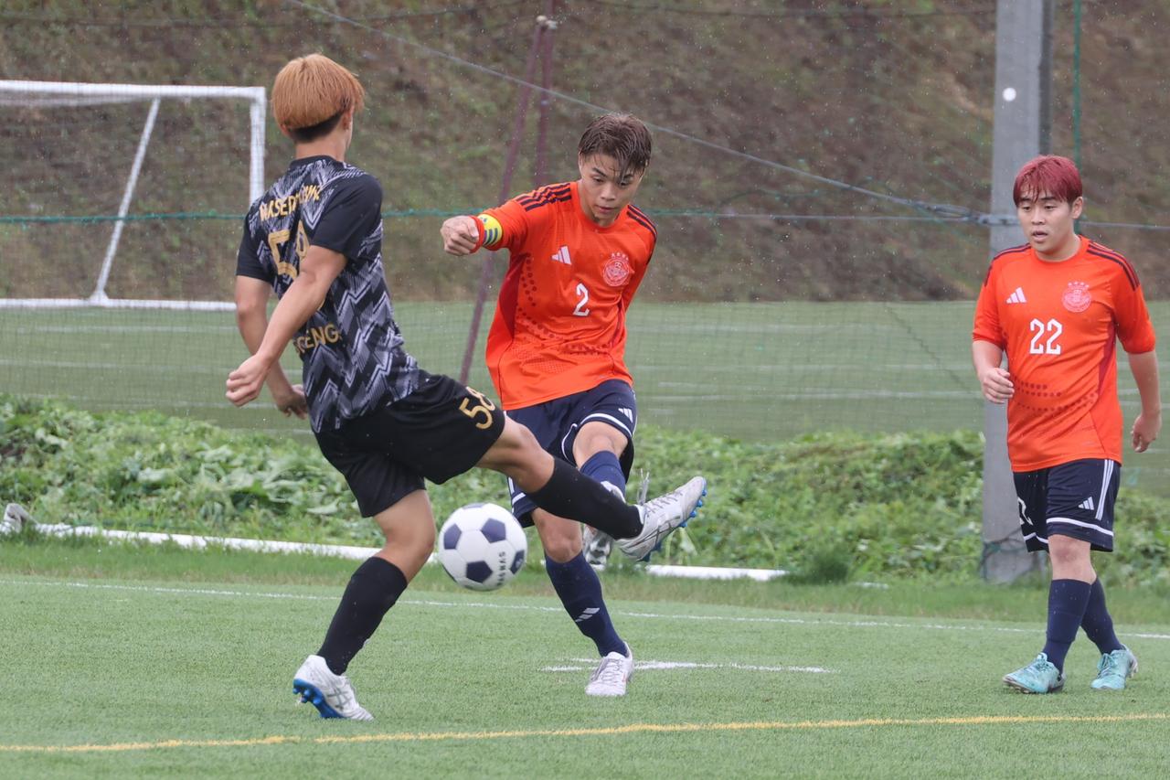 画像 : 6番目の画像 - 【写真】早稲田大学FC.GUSTA A（オレンジ）と早稲田大学理工サッカー部Ｄ（黒）、應義塾大学理工学部体育会サッカー部A（黒）と中央大学サッカー同好会（緑）の激闘！（写真◎石倉利英） - サッカーマガジンWEB