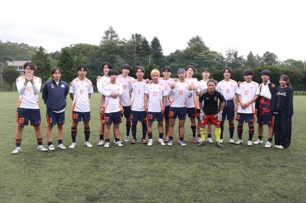 画像 : 17番目の画像 - 【写真】予選リーグ第3戦、明治大学体同連サッカー部A(白)と早稲田大学理工サッカー部C(黒)、法政大学工体連サッカー部A(白)と立教大学サッカー愛好会C(黒)の熱戦! - サッカーマガジンWEB