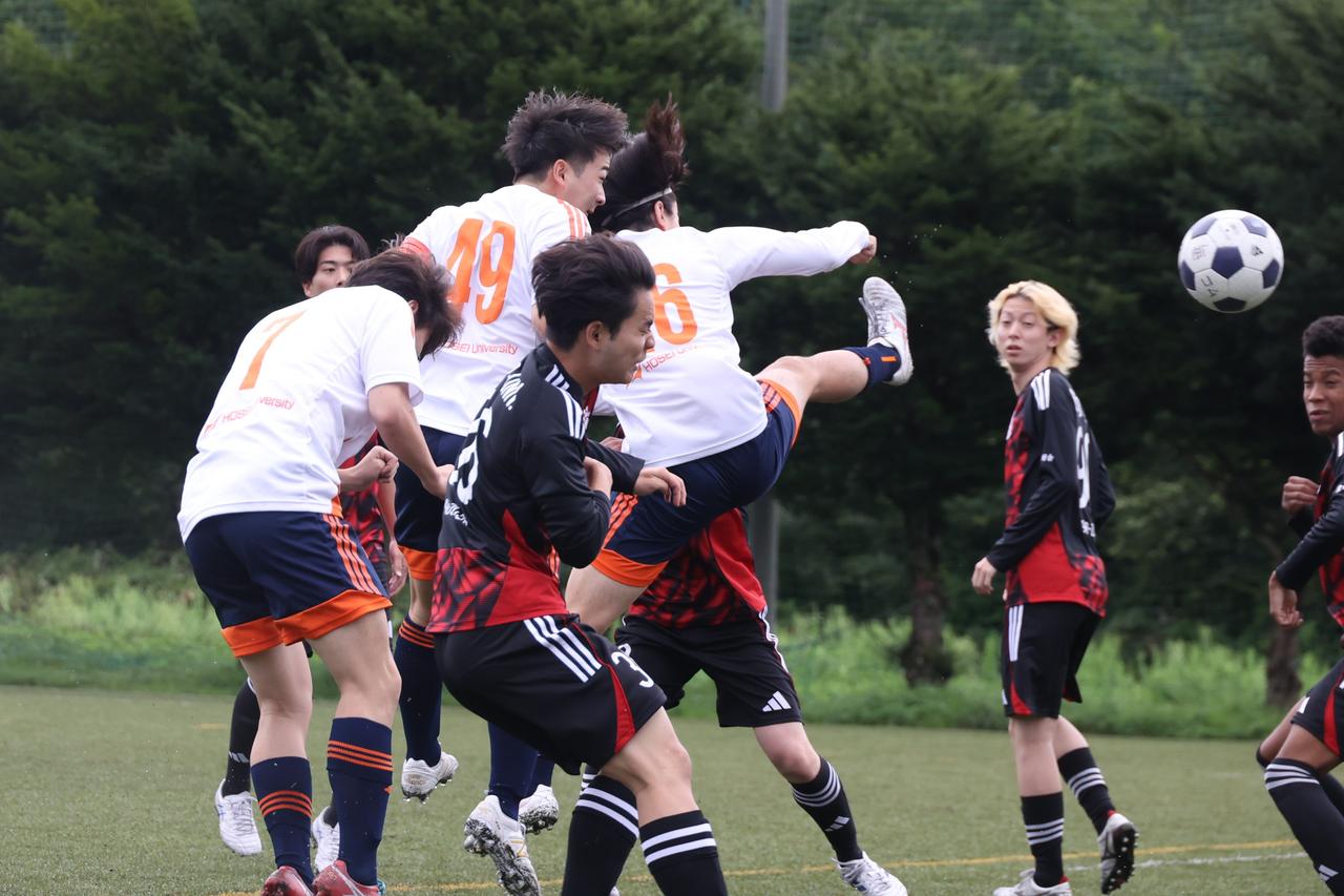 画像 : 20番目の画像 - 【写真】予選リーグ第3戦、明治大学体同連サッカー部A(白)と早稲田大学理工サッカー部C(黒)、法政大学工体連サッカー部A(白)と立教大学サッカー愛好会C(黒)の熱戦! - サッカーマガジンWEB