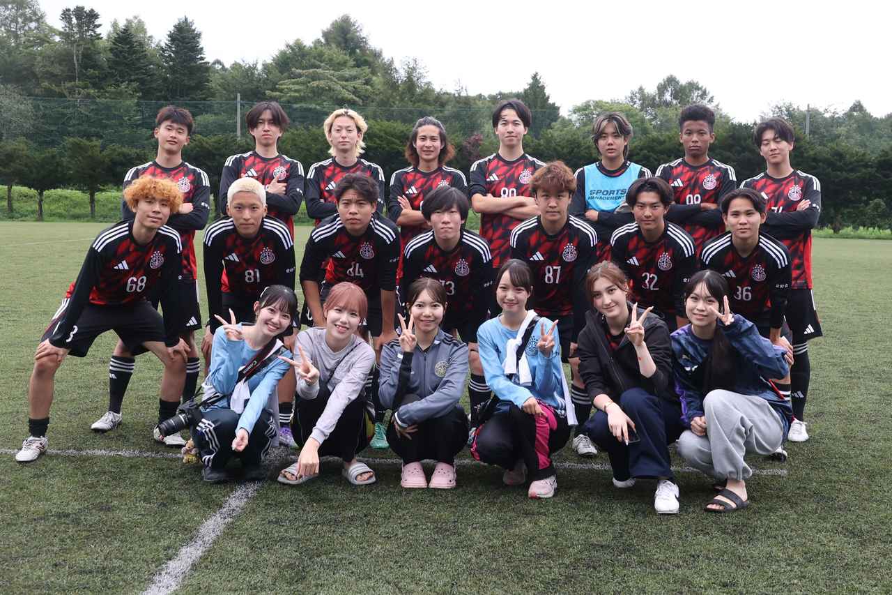 画像 : 18番目の画像 - 【写真】予選リーグ第3戦、明治大学体同連サッカー部A(白)と早稲田大学理工サッカー部C(黒)、法政大学工体連サッカー部A(白)と立教大学サッカー愛好会C(黒)の熱戦! - サッカーマガジンWEB