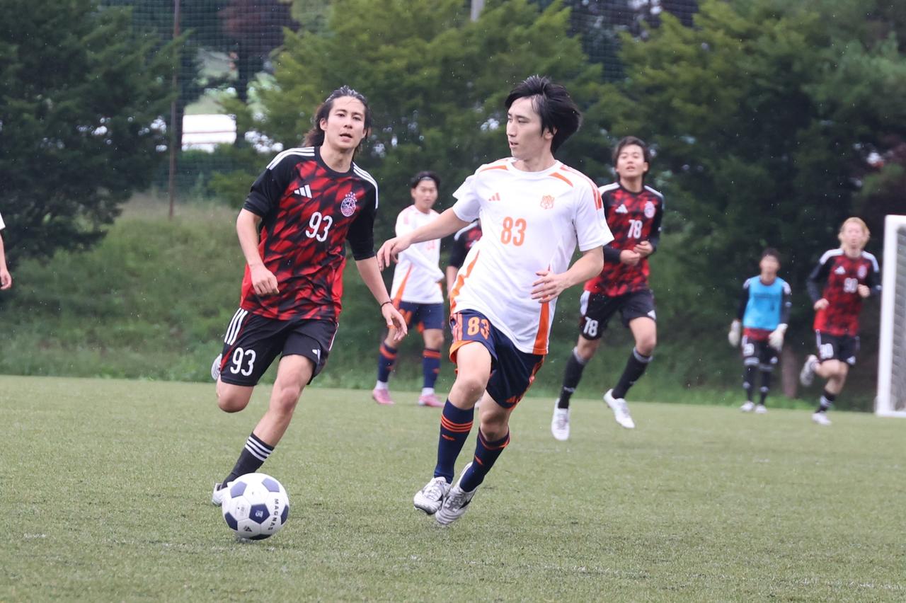 画像 : 29番目の画像 - 【写真】予選リーグ第3戦、明治大学体同連サッカー部A(白)と早稲田大学理工サッカー部C(黒)、法政大学工体連サッカー部A(白)と立教大学サッカー愛好会C(黒)の熱戦! - サッカーマガジンWEB