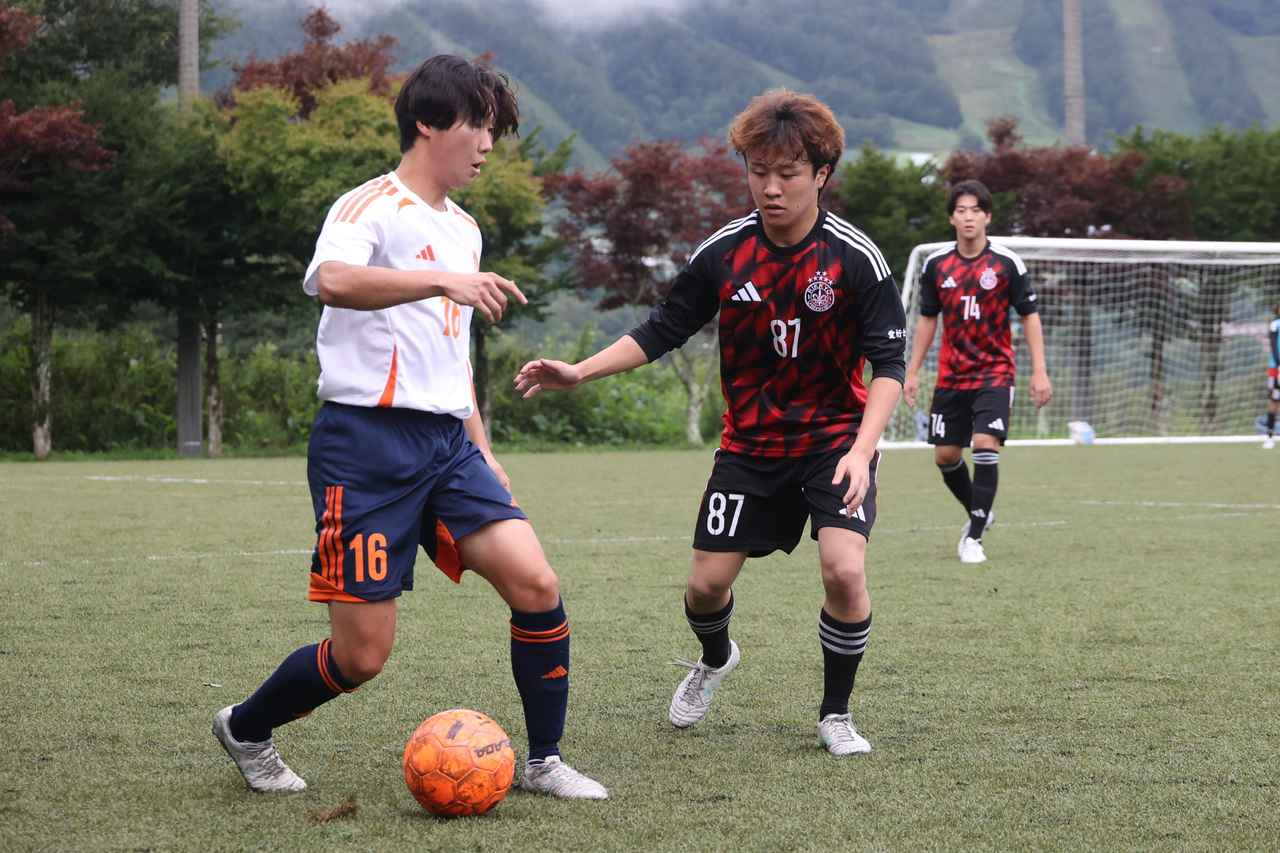 画像 : 25番目の画像 - 【写真】予選リーグ第3戦、明治大学体同連サッカー部A(白)と早稲田大学理工サッカー部C(黒)、法政大学工体連サッカー部A(白)と立教大学サッカー愛好会C(黒)の熱戦! - サッカーマガジンWEB