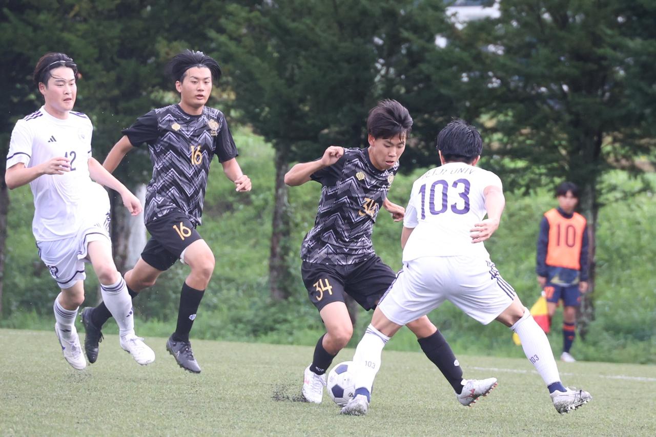 画像 : 13番目の画像 - 【写真】予選リーグ第3戦、明治大学体同連サッカー部A(白)と早稲田大学理工サッカー部C(黒)、法政大学工体連サッカー部A(白)と立教大学サッカー愛好会C(黒)の熱戦! - サッカーマガジンWEB
