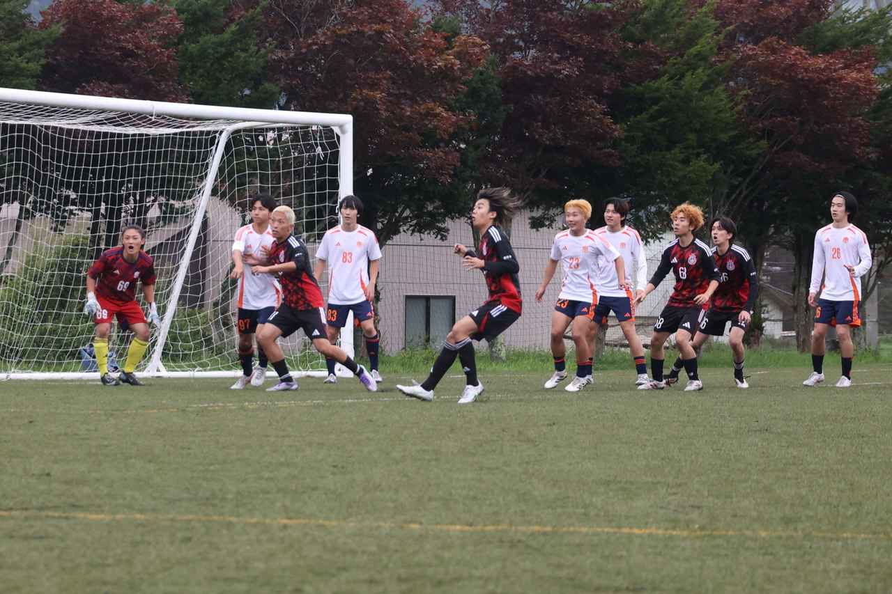 画像 : 28番目の画像 - 【写真】予選リーグ第3戦、明治大学体同連サッカー部A(白)と早稲田大学理工サッカー部C(黒)、法政大学工体連サッカー部A(白)と立教大学サッカー愛好会C(黒)の熱戦! - サッカーマガジンWEB