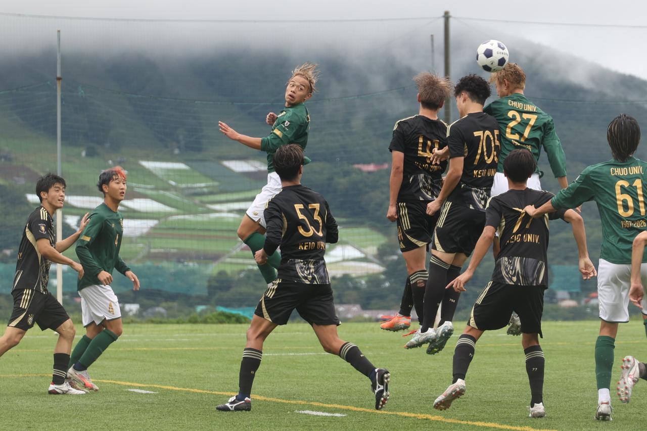 画像 : 21番目の画像 - 【写真】早稲田大学FC.GUSTA A(オレンジ)と早稲田大学理工サッカー部D(黒)、應義塾大学理工学部体育会サッカー部A(黒)と中央大学サッカー同好会(緑)の激闘!(写真◎石倉利英) - サッカーマガジンWEB