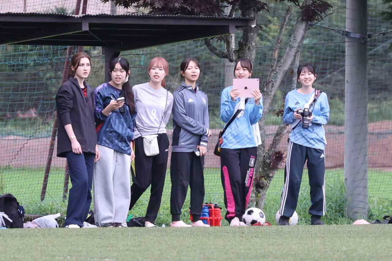 画像 : 24番目の画像 - 【写真】予選リーグ第3戦、明治大学体同連サッカー部A(白)と早稲田大学理工サッカー部C(黒)、法政大学工体連サッカー部A(白)と立教大学サッカー愛好会C(黒)の熱戦! - サッカーマガジンWEB