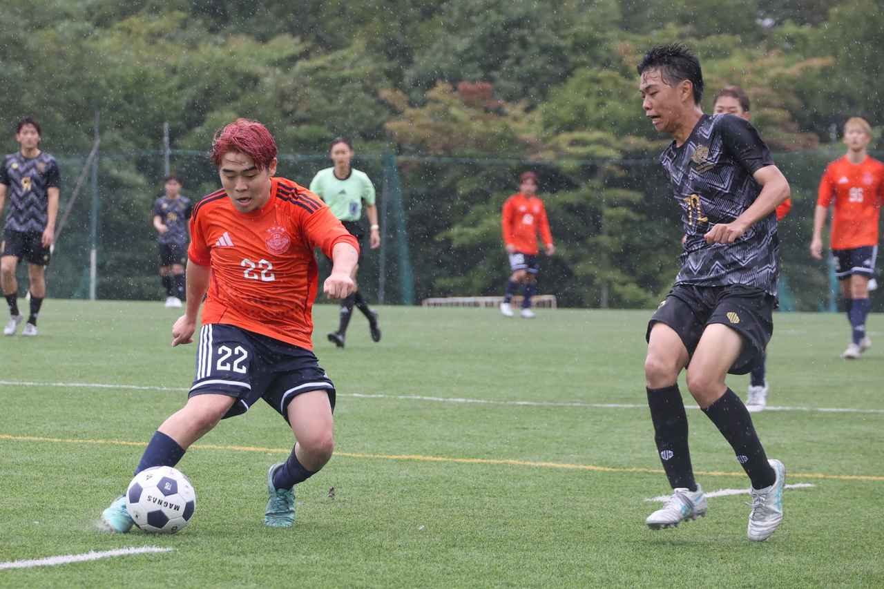 画像 : 12番目の画像 - 【写真】早稲田大学FC.GUSTA A(オレンジ)と早稲田大学理工サッカー部D(黒)、應義塾大学理工学部体育会サッカー部A(黒)と中央大学サッカー同好会(緑)の激闘!(写真◎石倉利英) - サッカーマガジンWEB