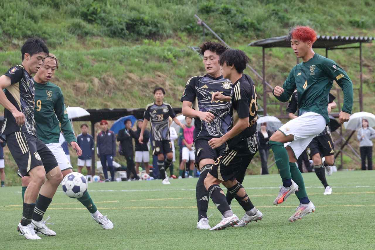 画像 : 26番目の画像 - 【写真】早稲田大学FC.GUSTA A(オレンジ)と早稲田大学理工サッカー部D(黒)、應義塾大学理工学部体育会サッカー部A(黒)と中央大学サッカー同好会(緑)の激闘!(写真◎石倉利英) - サッカーマガジンWEB