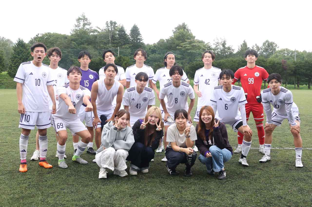 画像 : 2番目の画像 - 【写真】予選リーグ第3戦、明治大学体同連サッカー部A(白)と早稲田大学理工サッカー部C(黒)、法政大学工体連サッカー部A(白)と立教大学サッカー愛好会C(黒)の熱戦! - サッカーマガジンWEB