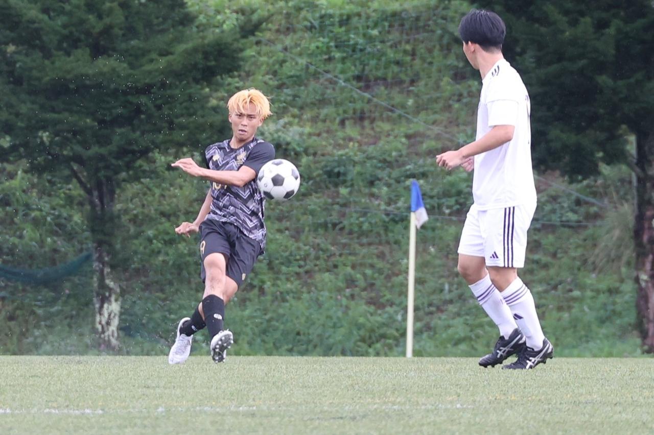 画像 : 12番目の画像 - 【写真】予選リーグ第3戦、明治大学体同連サッカー部A(白)と早稲田大学理工サッカー部C(黒)、法政大学工体連サッカー部A(白)と立教大学サッカー愛好会C(黒)の熱戦! - サッカーマガジンWEB