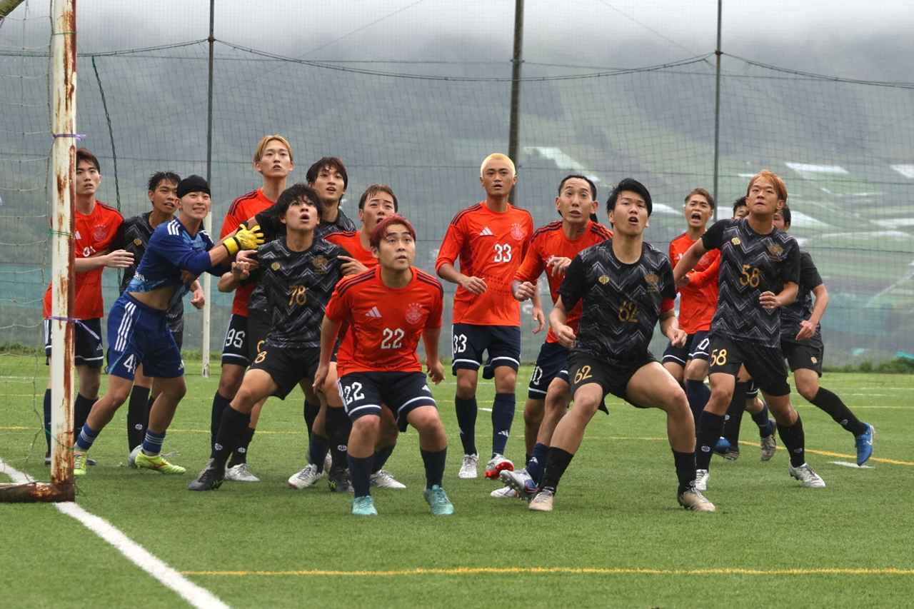 画像 : 13番目の画像 - 【写真】早稲田大学FC.GUSTA A(オレンジ)と早稲田大学理工サッカー部D(黒)、應義塾大学理工学部体育会サッカー部A(黒)と中央大学サッカー同好会(緑)の激闘!(写真◎石倉利英) - サッカーマガジンWEB