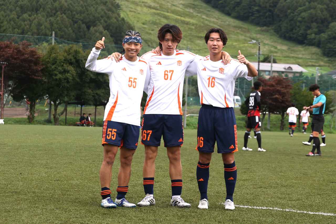 画像 : 23番目の画像 - 【写真】予選リーグ第3戦、明治大学体同連サッカー部A(白)と早稲田大学理工サッカー部C(黒)、法政大学工体連サッカー部A(白)と立教大学サッカー愛好会C(黒)の熱戦! - サッカーマガジンWEB