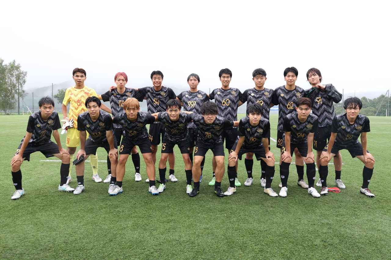 画像 : 1番目の画像 - 【写真】早稲田大学FC.GUSTA A（オレンジ）と早稲田大学理工サッカー部Ｄ（黒）、應義塾大学理工学部体育会サッカー部A（黒）と中央大学サッカー同好会（緑）の激闘！（写真◎石倉利英） - サッカーマガジンWEB