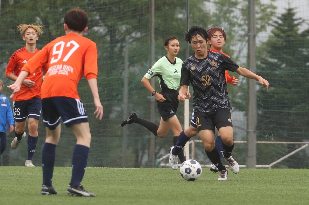 画像 : 4番目の画像 - 【写真】早稲田大学FC.GUSTA A（オレンジ）と早稲田大学理工サッカー部Ｄ（黒）、應義塾大学理工学部体育会サッカー部A（黒）と中央大学サッカー同好会（緑）の激闘！（写真◎石倉利英） - サッカーマガジンWEB