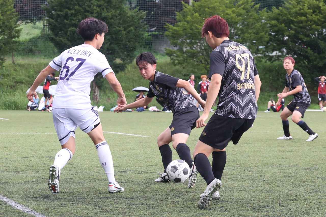 画像 : 11番目の画像 - 【写真】予選リーグ第3戦、明治大学体同連サッカー部A(白)と早稲田大学理工サッカー部C(黒)、法政大学工体連サッカー部A(白)と立教大学サッカー愛好会C(黒)の熱戦! - サッカーマガジンWEB