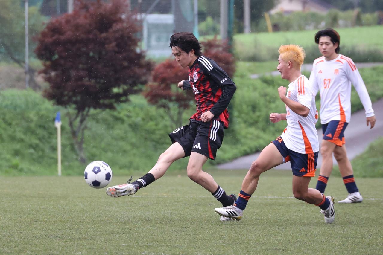 画像 : 30番目の画像 - 【写真】予選リーグ第3戦、明治大学体同連サッカー部A（白）と早稲田大学理工サッカー部C（黒）、法政大学工体連サッカー部A（白）と立教大学サッカー愛好会C（黒）の熱戦！ - サッカーマガジンWEB