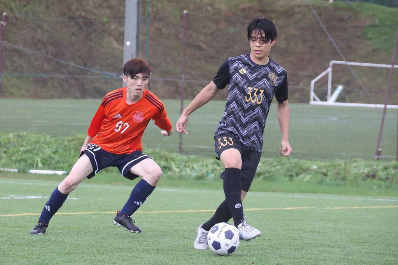 画像 : 5番目の画像 - 【写真】早稲田大学FC.GUSTA A(オレンジ)と早稲田大学理工サッカー部D(黒)、應義塾大学理工学部体育会サッカー部A(黒)と中央大学サッカー同好会(緑)の激闘!(写真◎石倉利英) - サッカーマガジンWEB