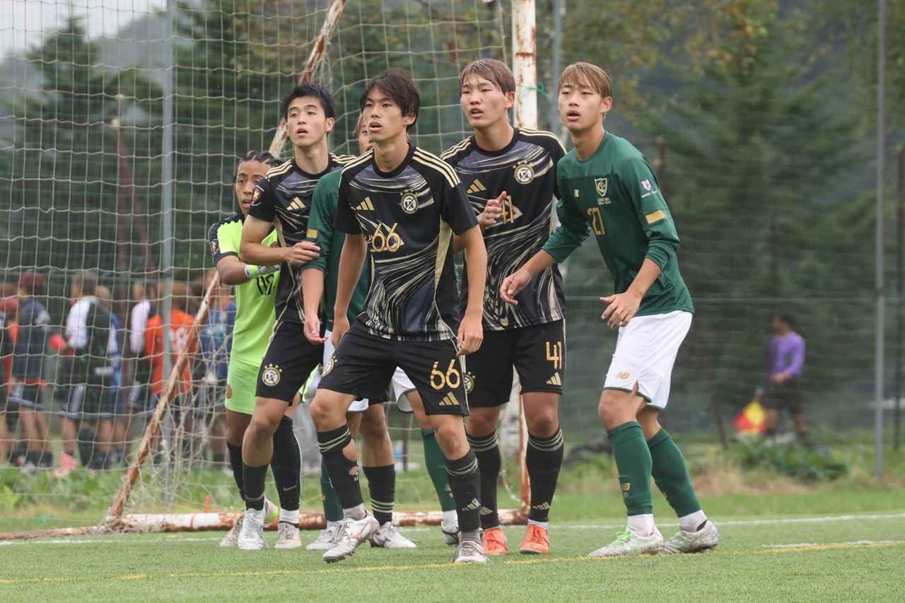 画像 : 22番目の画像 - 【写真】早稲田大学FC.GUSTA A(オレンジ)と早稲田大学理工サッカー部D(黒)、應義塾大学理工学部体育会サッカー部A(黒)と中央大学サッカー同好会(緑)の激闘!(写真◎石倉利英) - サッカーマガジンWEB