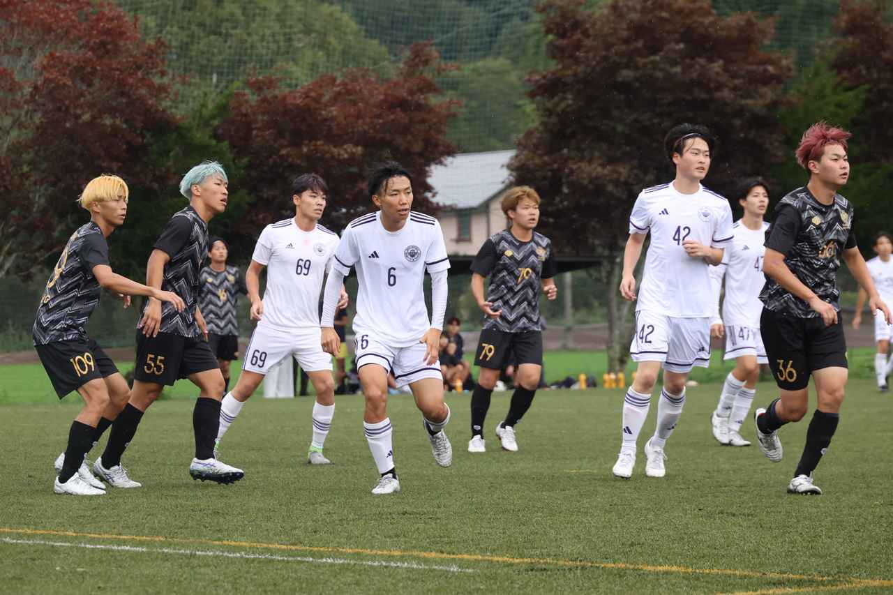 画像 : 5番目の画像 - 【写真】予選リーグ第3戦、明治大学体同連サッカー部A(白)と早稲田大学理工サッカー部C(黒)、法政大学工体連サッカー部A(白)と立教大学サッカー愛好会C(黒)の熱戦! - サッカーマガジンWEB