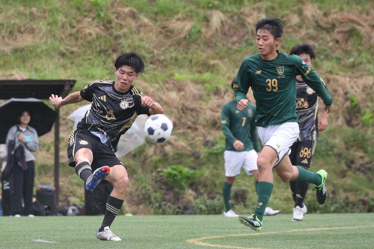 画像 : 28番目の画像 - 【写真】早稲田大学FC.GUSTA A(オレンジ)と早稲田大学理工サッカー部D(黒)、應義塾大学理工学部体育会サッカー部A(黒)と中央大学サッカー同好会(緑)の激闘!(写真◎石倉利英) - サッカーマガジンWEB