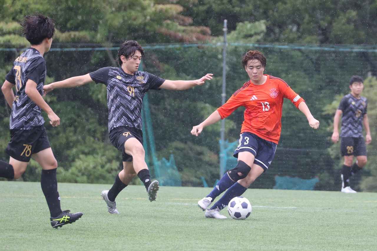 画像 : 10番目の画像 - 【写真】早稲田大学FC.GUSTA A(オレンジ)と早稲田大学理工サッカー部D(黒)、應義塾大学理工学部体育会サッカー部A(黒)と中央大学サッカー同好会(緑)の激闘!(写真◎石倉利英) - サッカーマガジンWEB