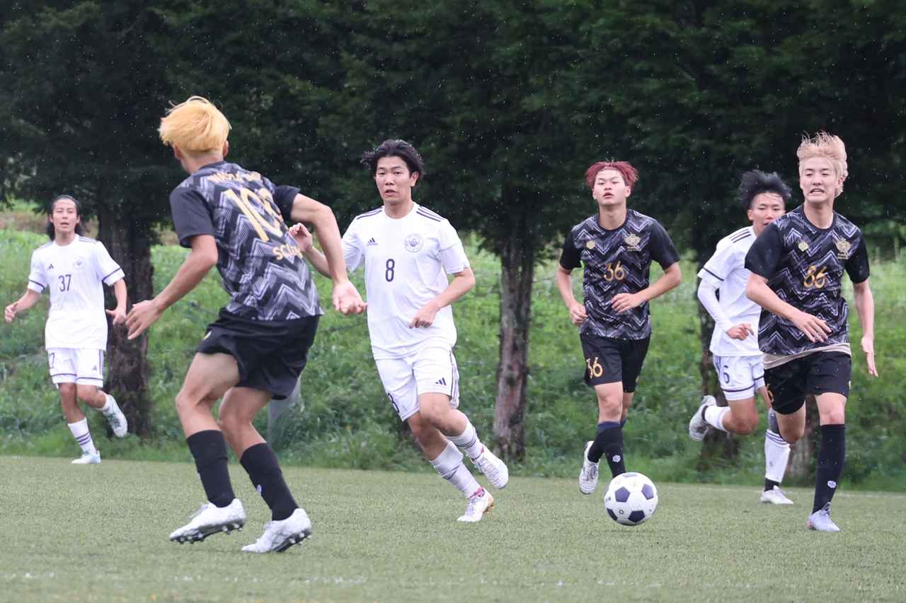 画像 : 8番目の画像 - 【写真】予選リーグ第3戦、明治大学体同連サッカー部A(白)と早稲田大学理工サッカー部C(黒)、法政大学工体連サッカー部A(白)と立教大学サッカー愛好会C(黒)の熱戦! - サッカーマガジンWEB