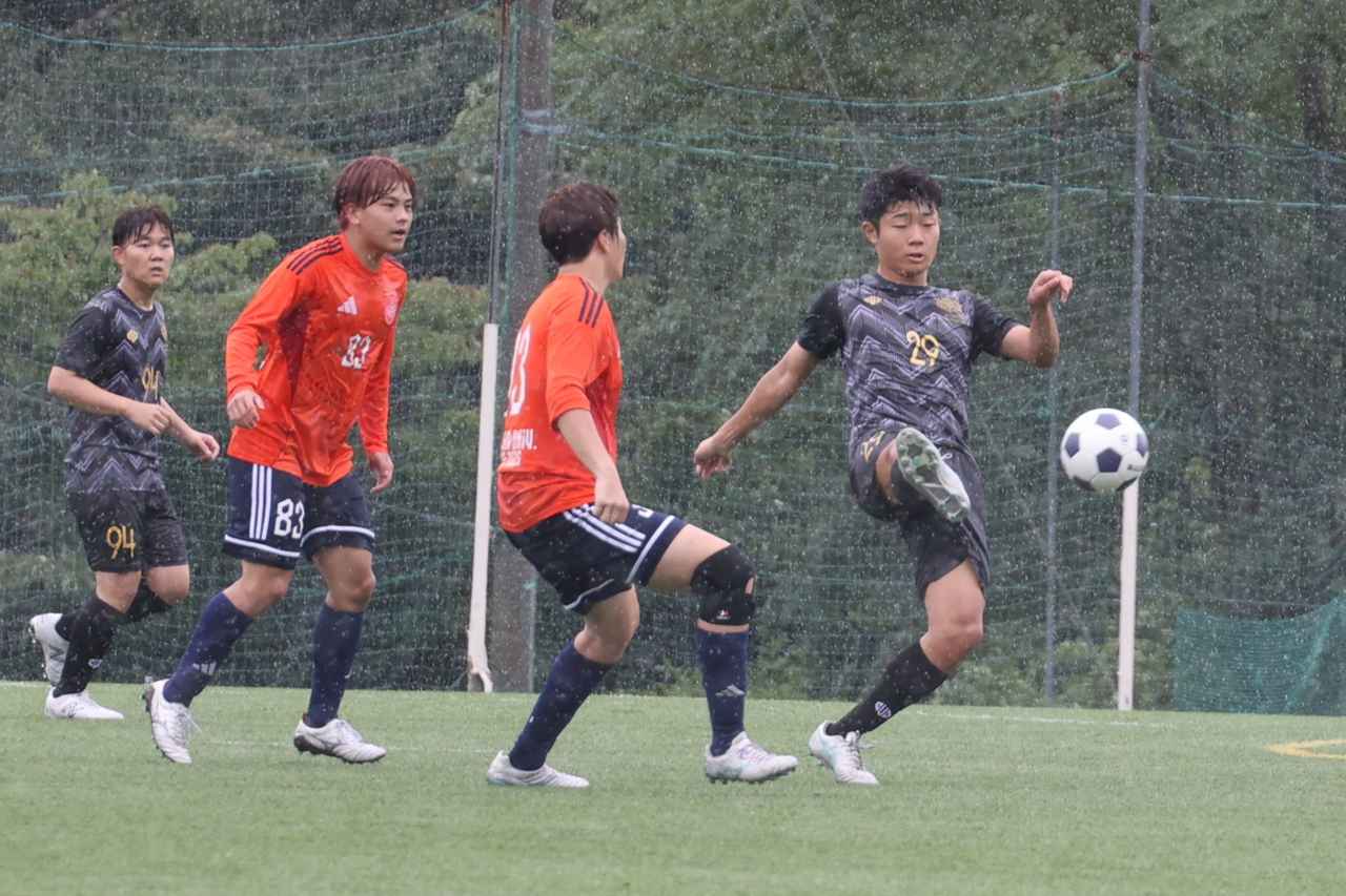 画像 : 8番目の画像 - 【写真】早稲田大学FC.GUSTA A（オレンジ）と早稲田大学理工サッカー部Ｄ（黒）、應義塾大学理工学部体育会サッカー部A（黒）と中央大学サッカー同好会（緑）の激闘！（写真◎石倉利英） - サッカーマガジンWEB