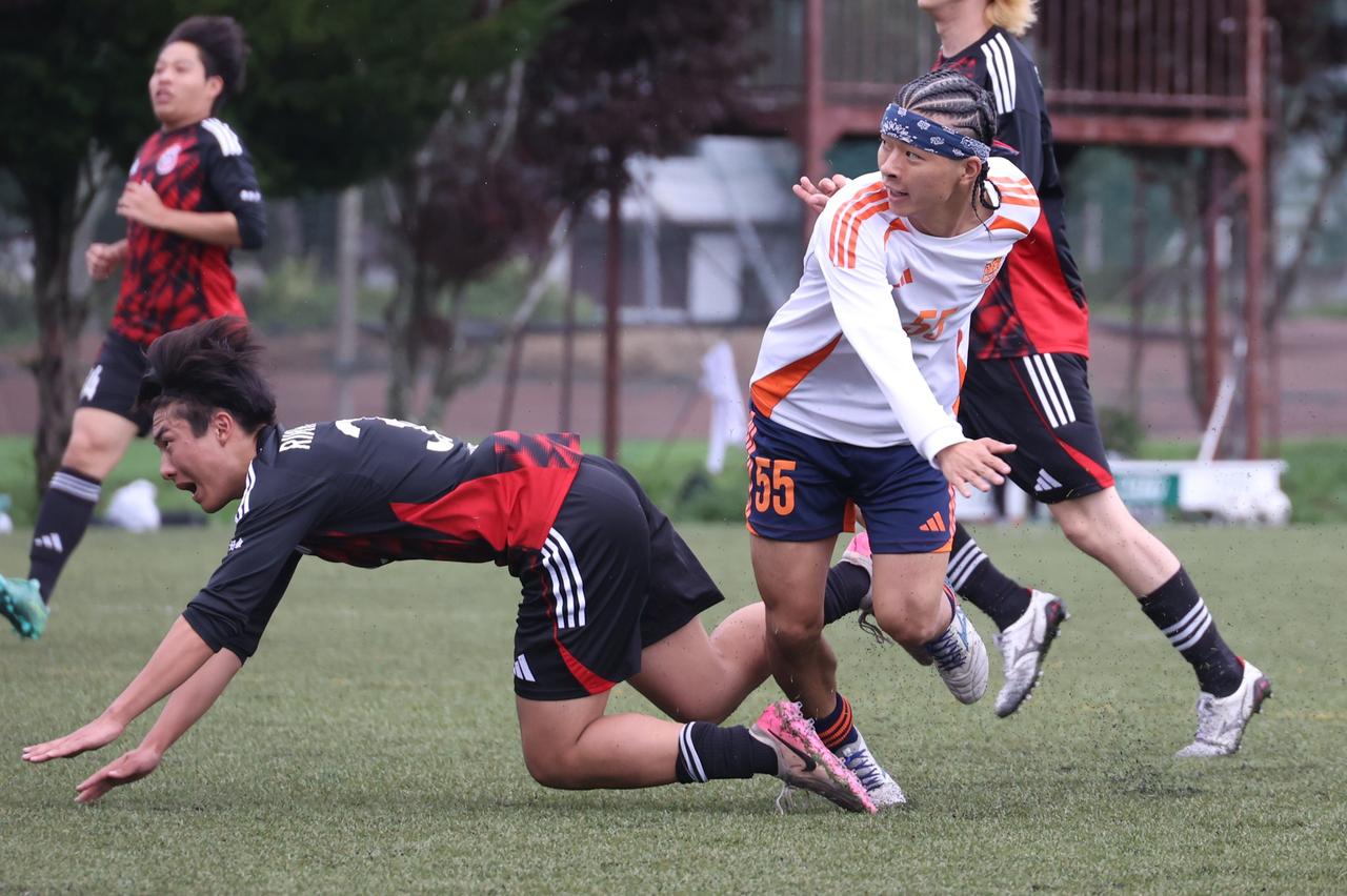 画像 : 22番目の画像 - 【写真】予選リーグ第3戦、明治大学体同連サッカー部A(白)と早稲田大学理工サッカー部C(黒)、法政大学工体連サッカー部A(白)と立教大学サッカー愛好会C(黒)の熱戦! - サッカーマガジンWEB
