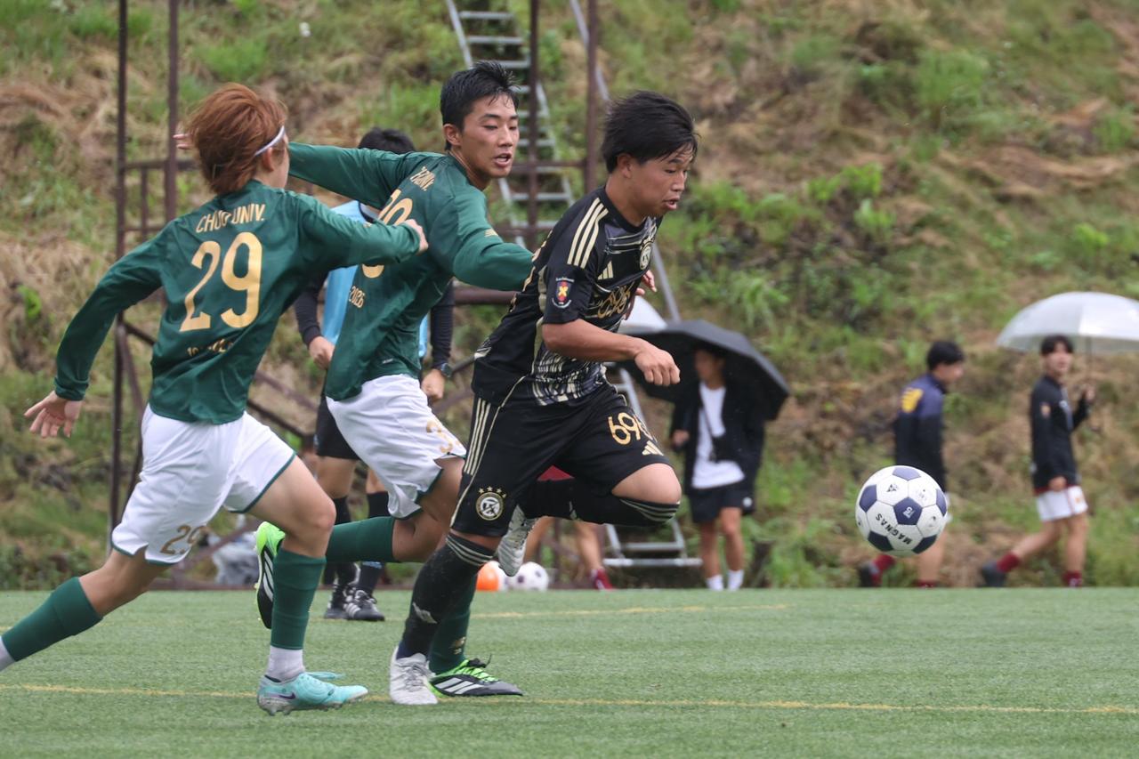 画像 : 27番目の画像 - 【写真】早稲田大学FC.GUSTA A(オレンジ)と早稲田大学理工サッカー部D(黒)、應義塾大学理工学部体育会サッカー部A(黒)と中央大学サッカー同好会(緑)の激闘!(写真◎石倉利英) - サッカーマガジンWEB