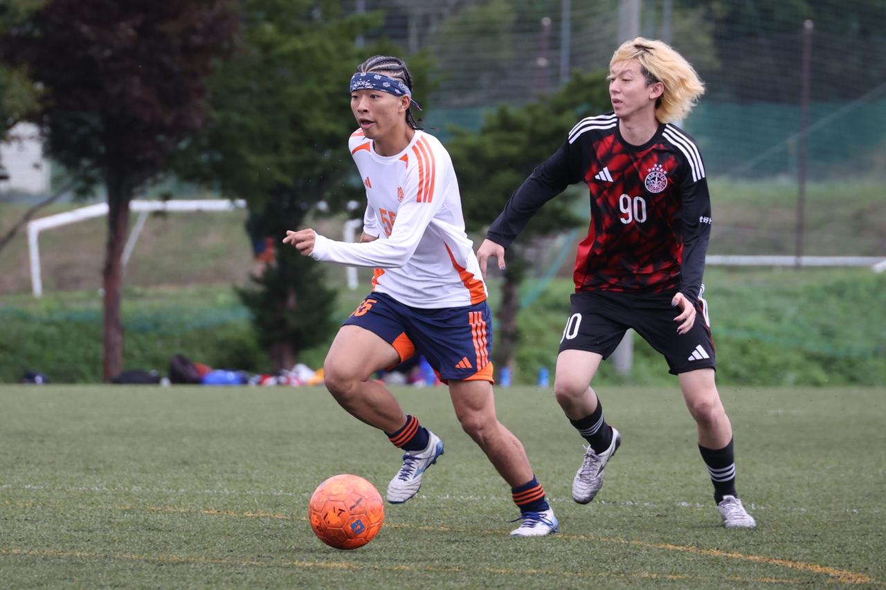 画像 : 21番目の画像 - 【写真】予選リーグ第3戦、明治大学体同連サッカー部A(白)と早稲田大学理工サッカー部C(黒)、法政大学工体連サッカー部A(白)と立教大学サッカー愛好会C(黒)の熱戦! - サッカーマガジンWEB